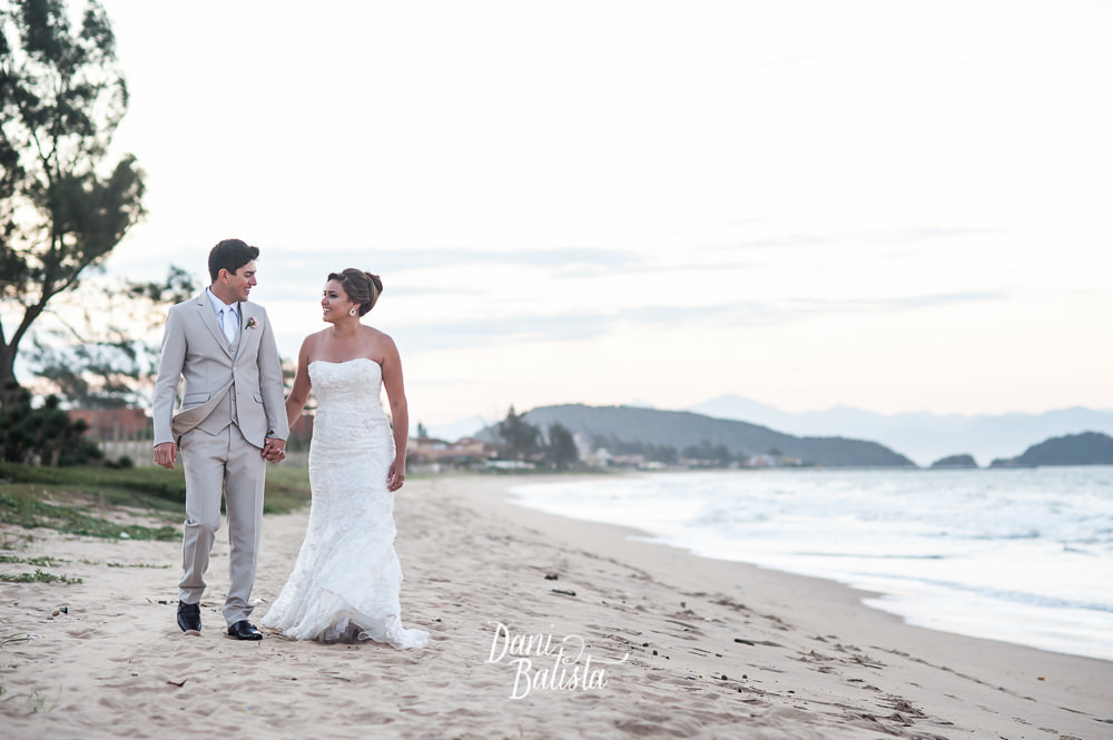 noivos caminhando na praia de búzios no dia do casamento