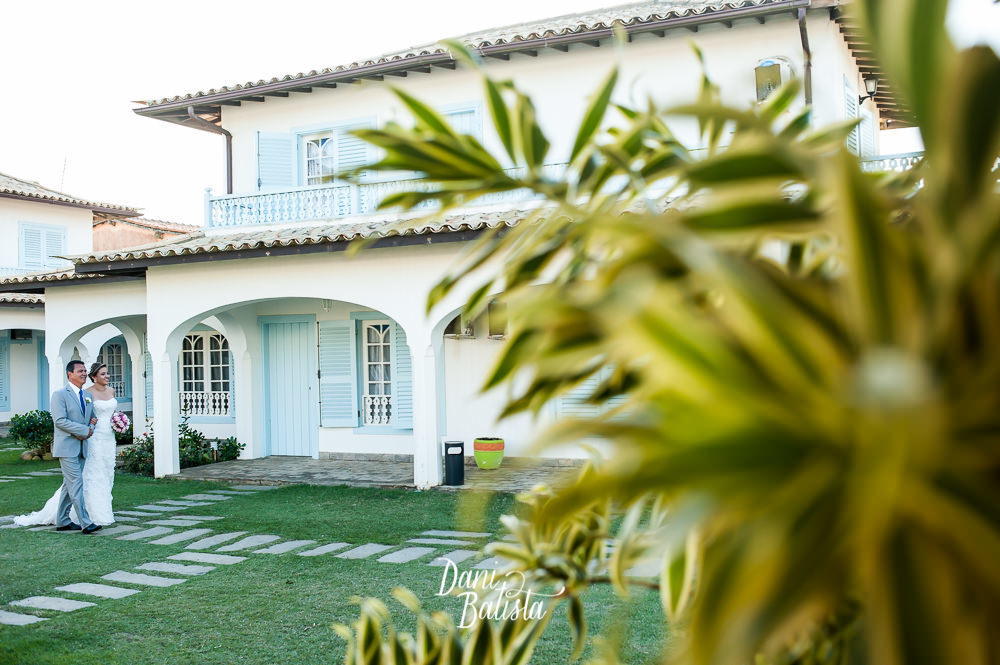 noiva caminhando com o pai para a cerimônia de casamento ao ar livre em buzios