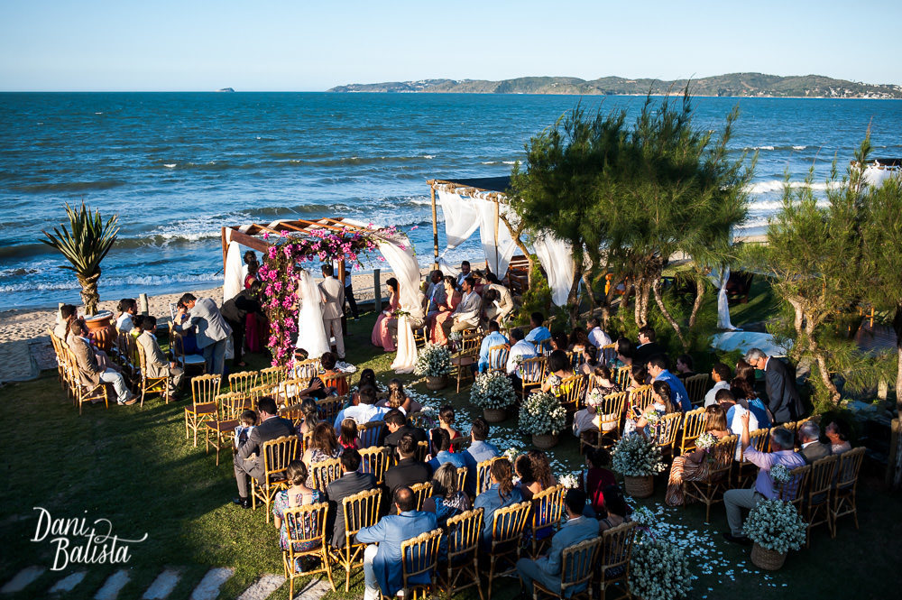cerimônia de casamento de dia ao ar livre em buzios