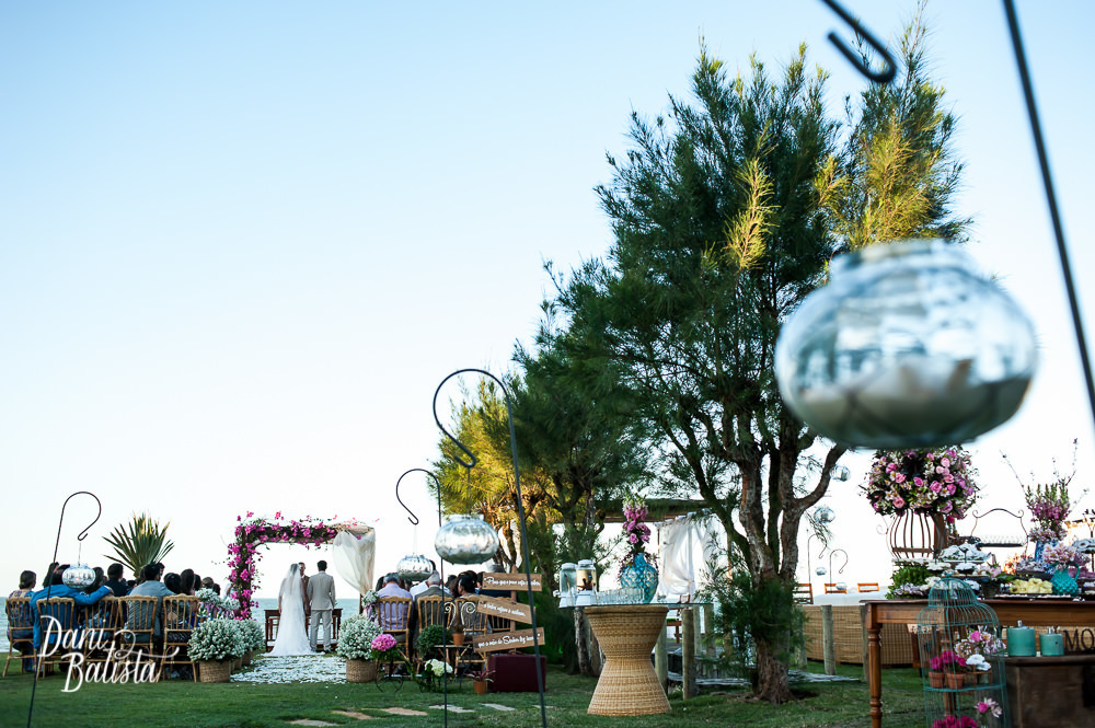 cerimônia de casamento ao ar livre na praia rasa em buzios