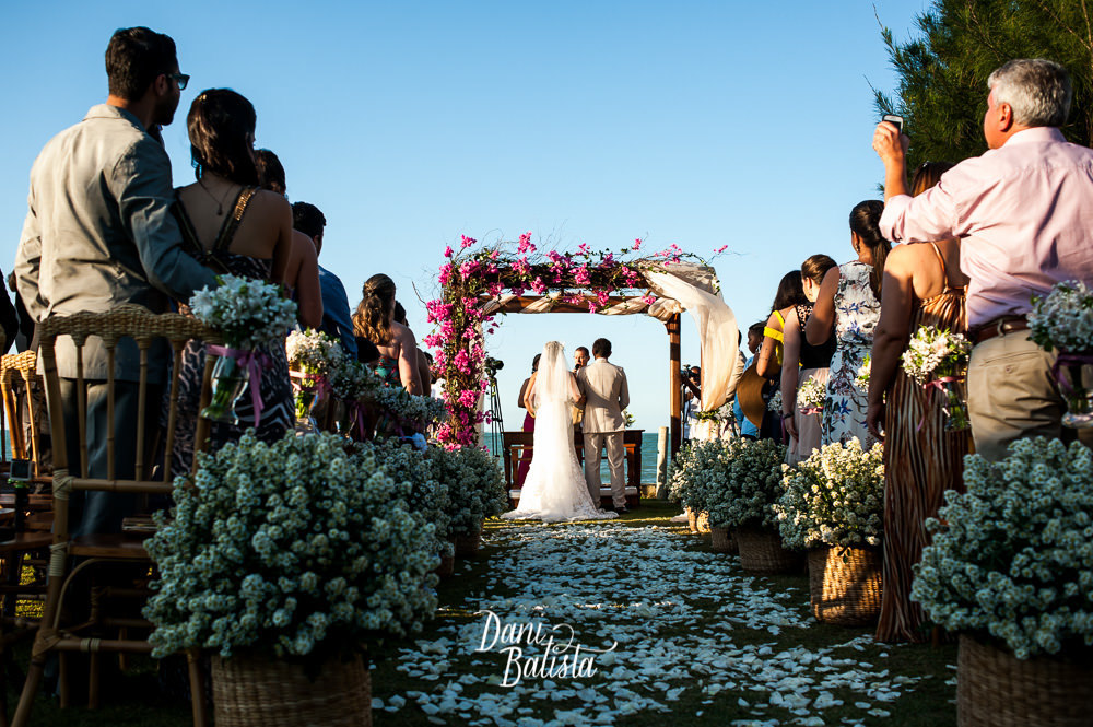cerimônia de casamento diurna ao ar livre na praia rasa em buzios