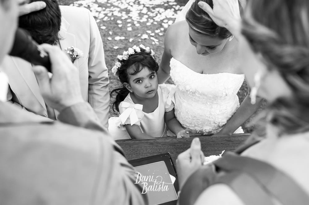 daminha com os noivos durante destination wedding em buzios