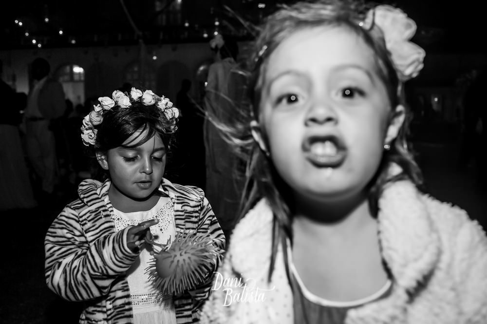 crianças na festa destination wedding na praia rasa em buzios