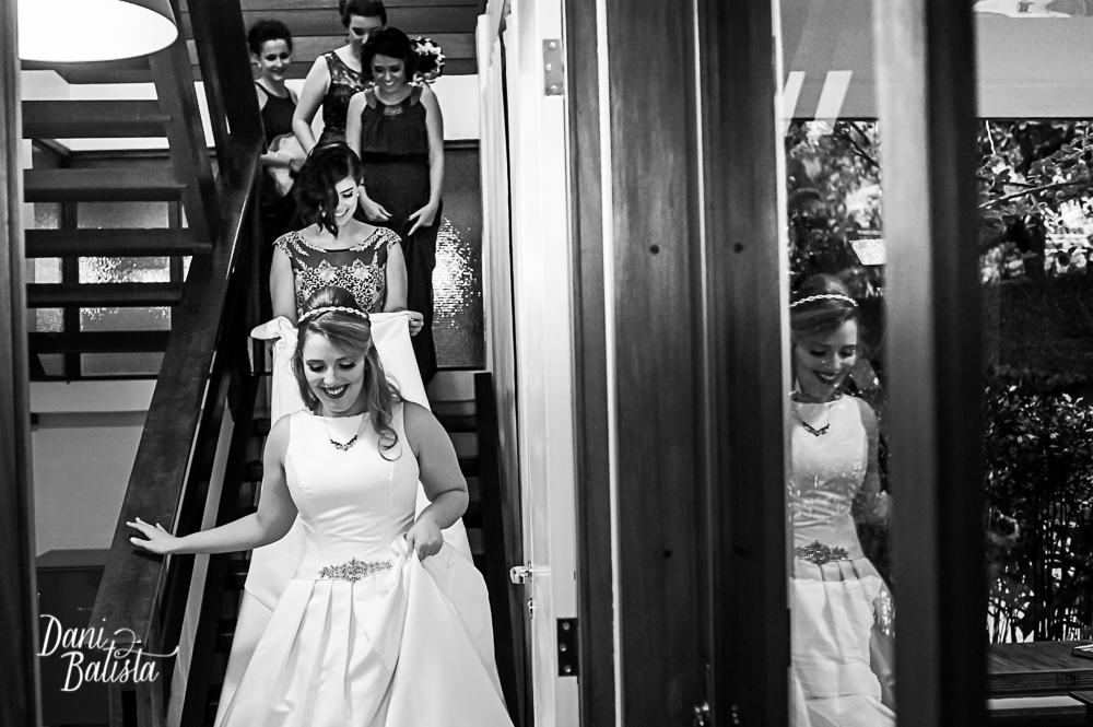 noiva com madrinhas indo para a cerimonia de casamento