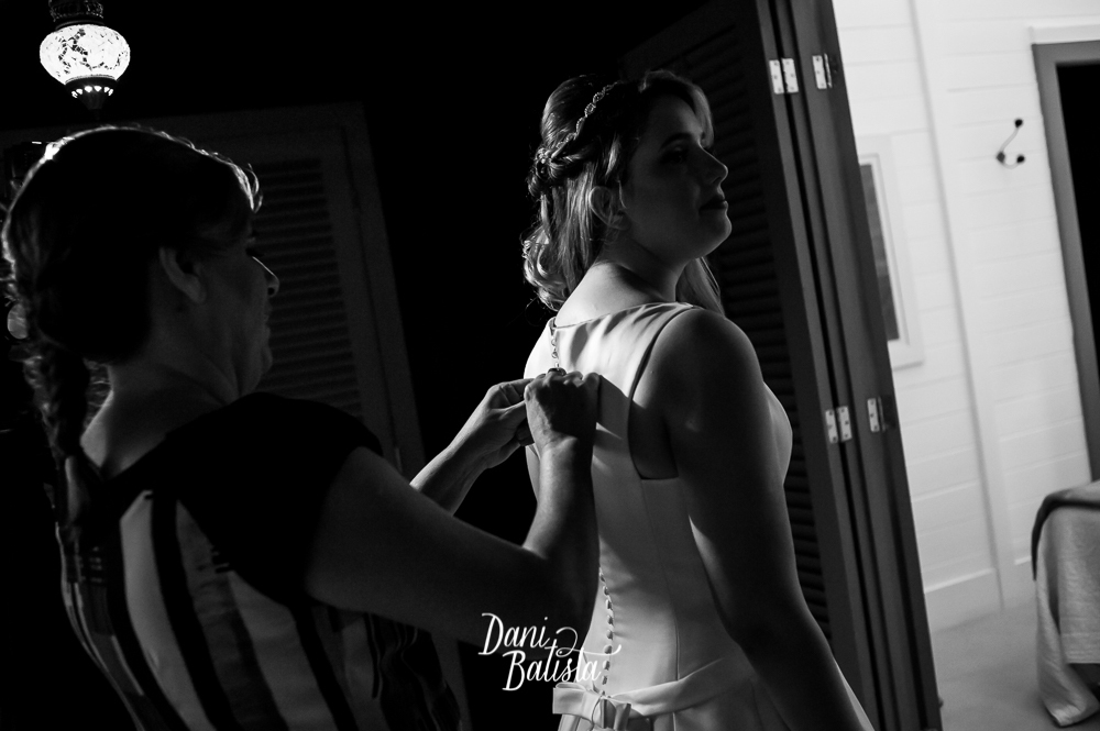 noiva colocando o vestido de noiva making of no joa