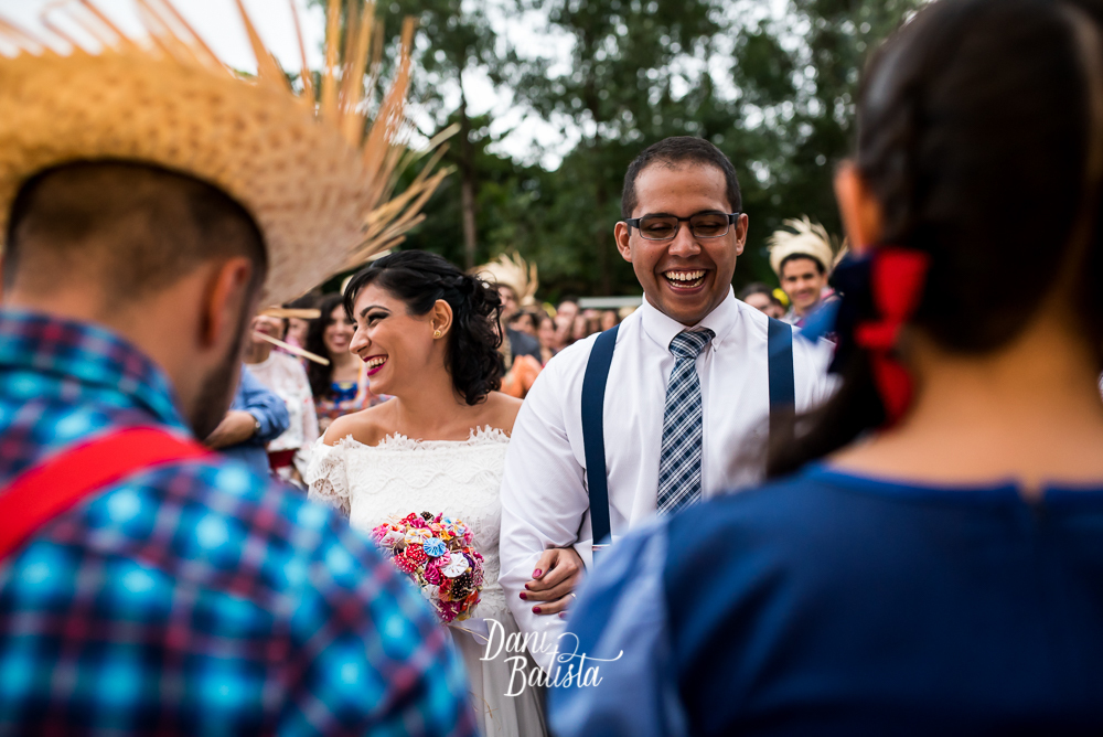 noivos alegres cerimonia de casamento ao ar livre de dia