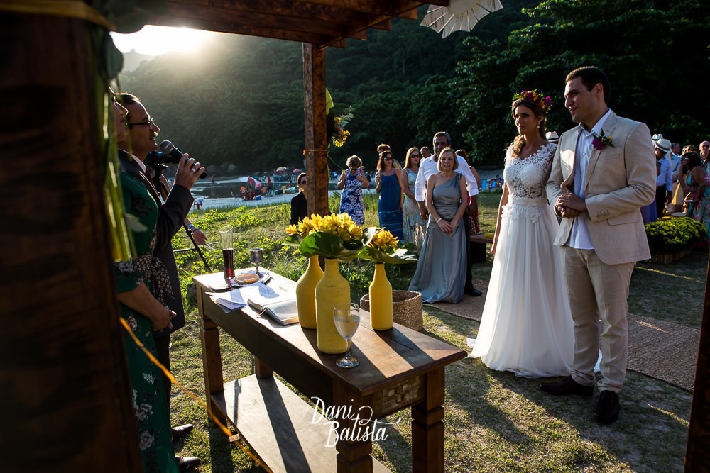 cerimônia de casamento ao ar livre com por-do-sol no forte imbuí em niterói