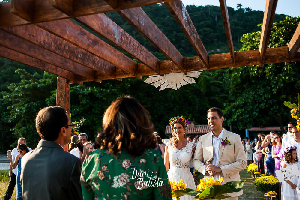 cerimônia de casamento na praia durante o fim de tarde no forte imbuí em niterói