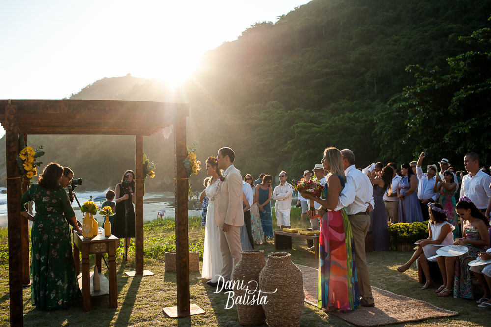 cerimônia de casamento com por-do-sol no forte imbuí em niterói