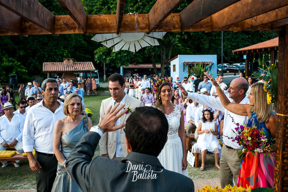 Pais abençoando o casal durante a cerimônia de casamento na praia forte imbuí em niteroi