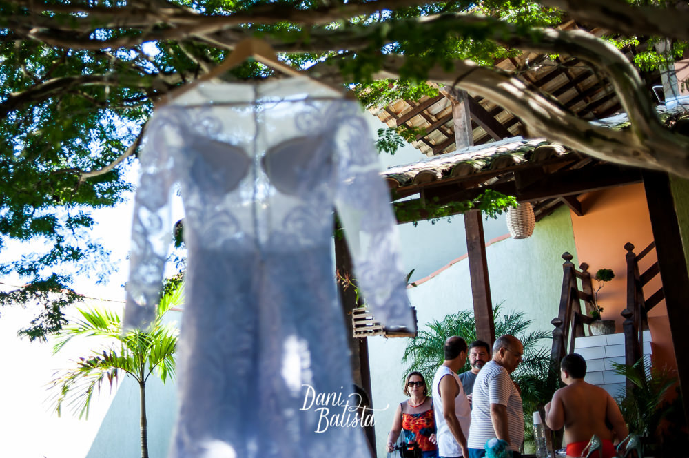 foto do vestido de noiva rendado durante o making of do destination wedding em buzios