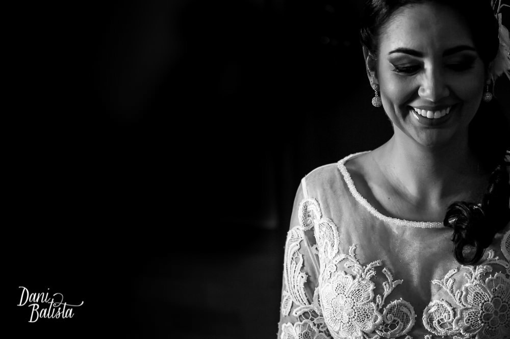 foto da noiva sorrindo durante o making of do casamento em buzios