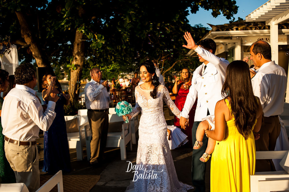 saída dos noivos no destination wedding praia de manguinhos em buzios