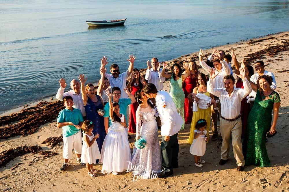 foto dos convidados durante o por-do-sol no destination wedding em buzios