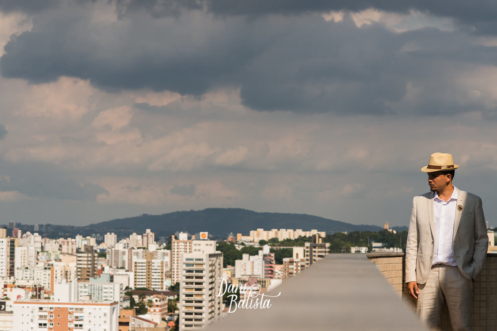 noivo negro com cidade de porto alegre ao fundo casamento diurno