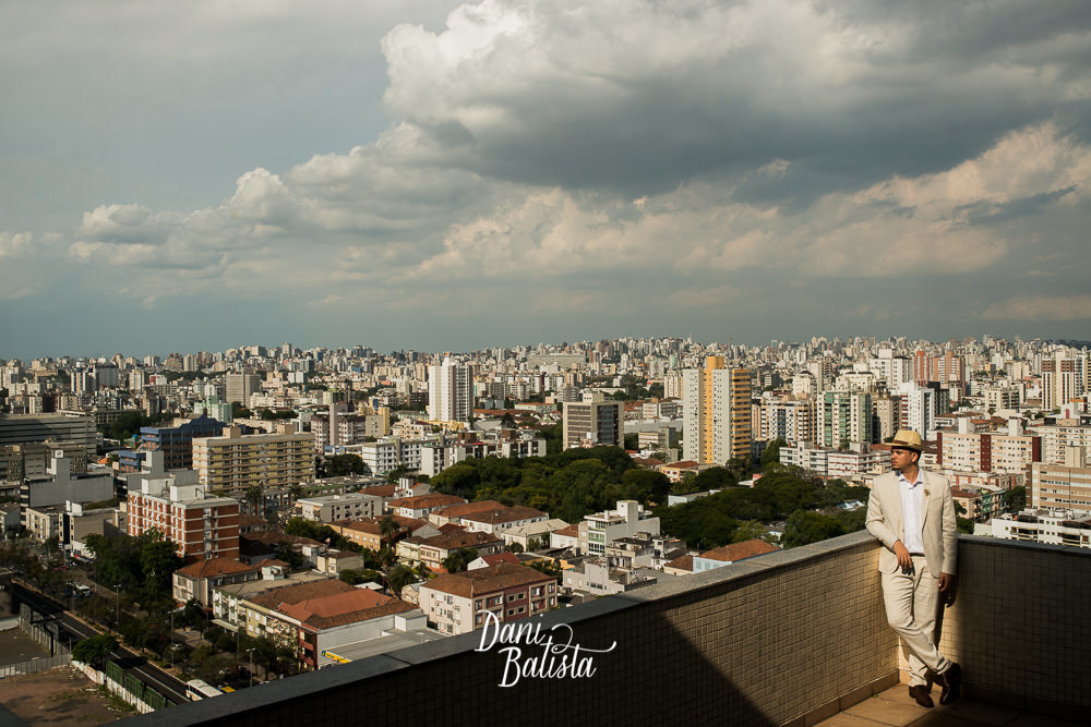 noivo negro com cidade de porto alegre ao fundo casamento de dia