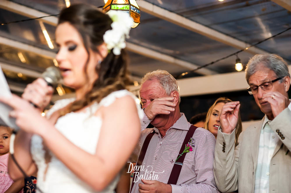 pais chorando cerimonia de casamento na casa de samba toca da gambá