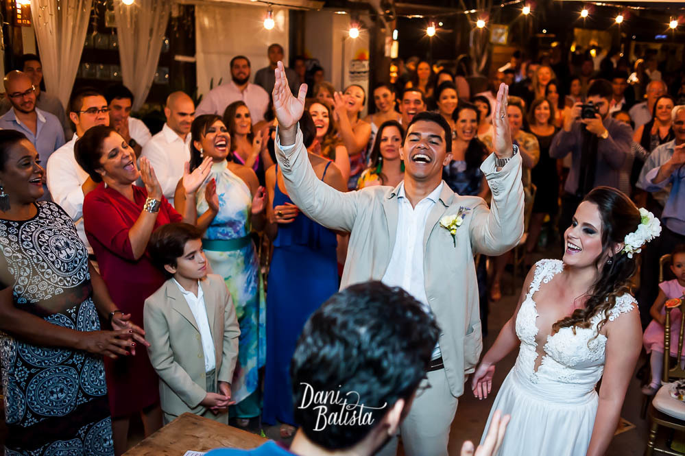 noivo celebrando cerimonia de casamento na casa de samba toca da gambá