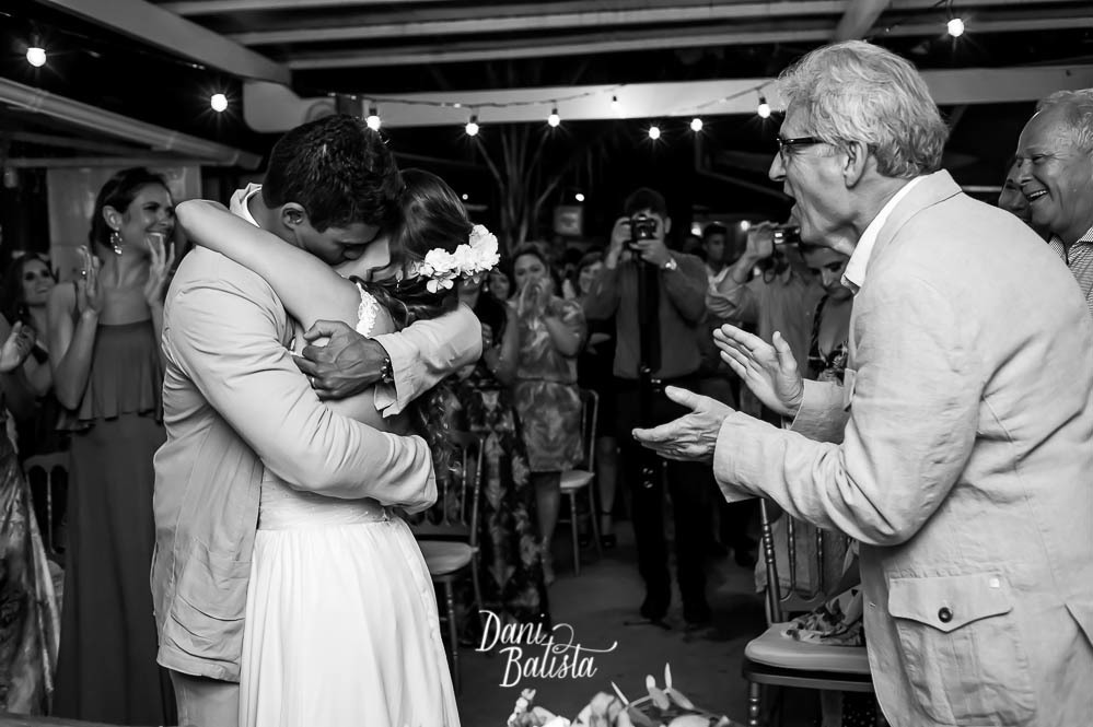 noivos se beijando cerimonia de casamento na casa de samba toca da gambá
