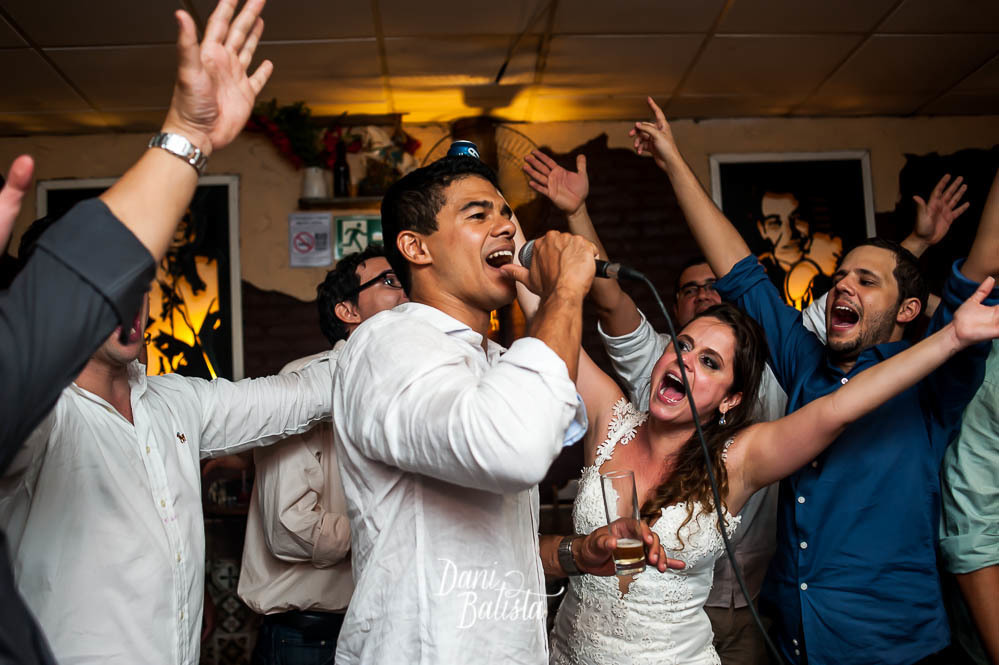 noivo cantando na festa de casamento na casa de samba toca da gambá