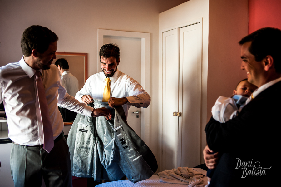 noivo colocando o terno para casamento em buzios