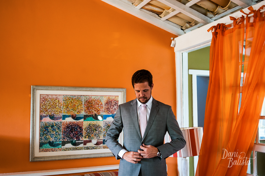 retrato do noivo antes do casamento em buzios