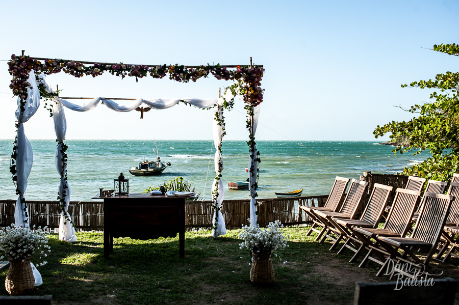 altar da cerimônia ao ar livre na praia da tartaruga em buzios