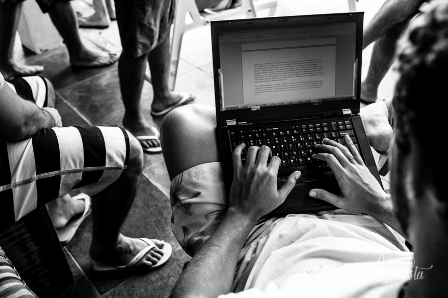 noivo escrevendo os votos making of noivo buzios