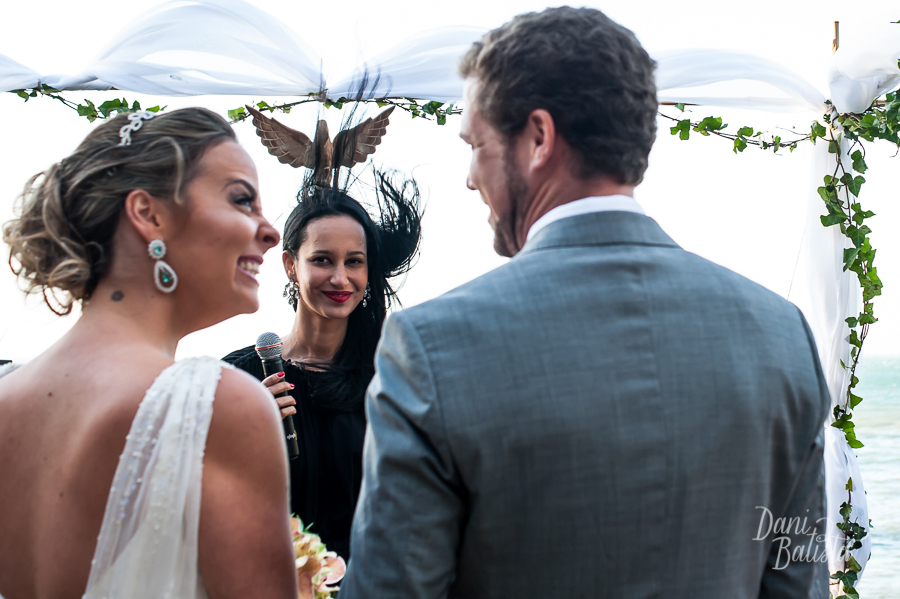 noivos se vendo pela primeira vez na cerimônia ao ar livre na praia da tartaruga em buzios