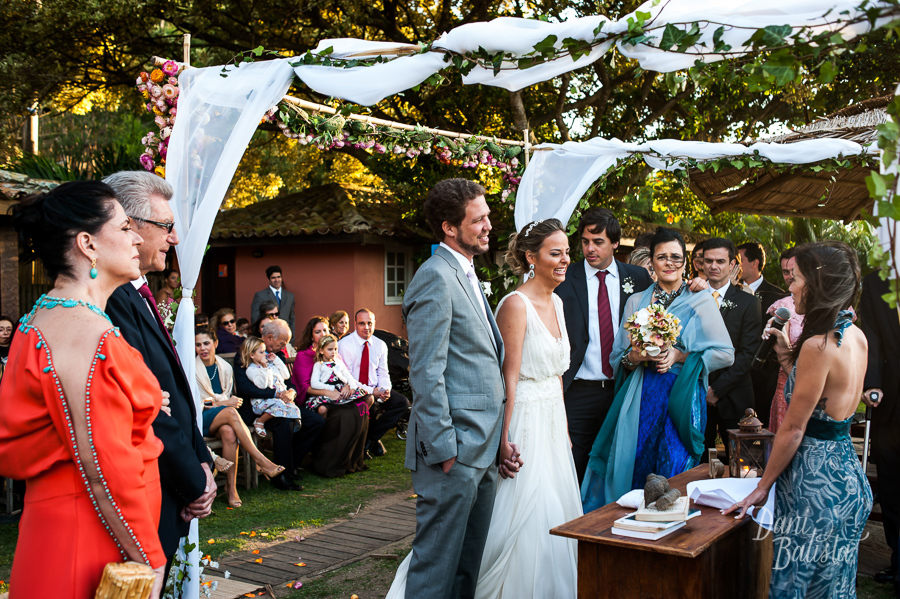 cerimônia de dia ao ar livre no restaurante da praia da tartaruga em buzios