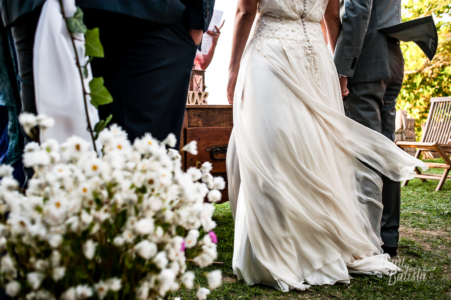 vestido de noiva esvoaçante durante a cerimônia diurna na praia da tartaruga em buzios