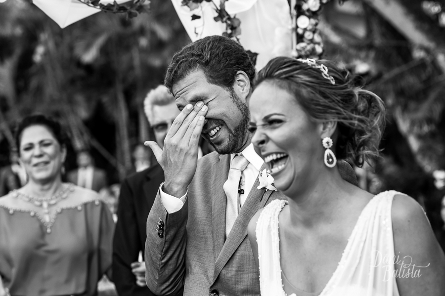 noivos rindo durante a cerimônia diurna na praia da tartaruga em buzios
