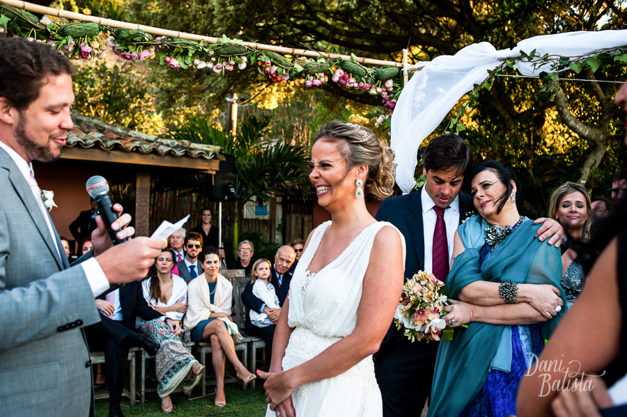 noivo falando os votos durante cerimônia na praia da tartaruga em buzios