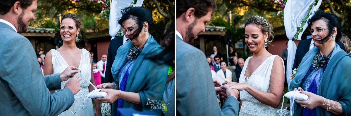 noivos colocando as alianças na cerimônia diurna na praia da tartaruga em buzios