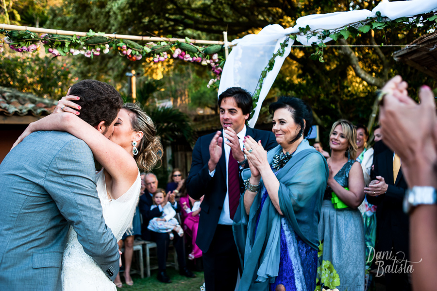noivos se beijando na cerimônia diurna na praia da tartaruga em buzios