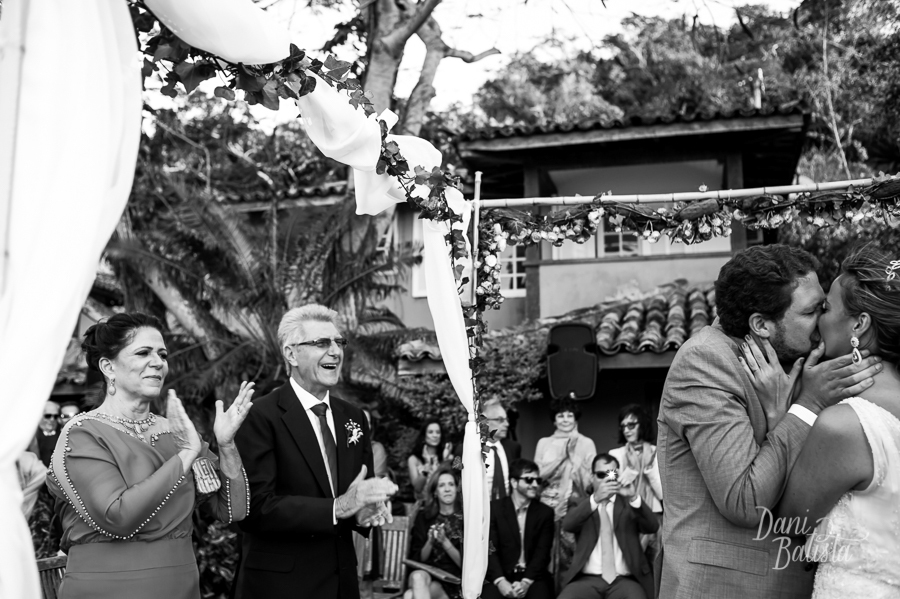 noivos se beijando na cerimônia de casamento na praia da tartaruga em buzios