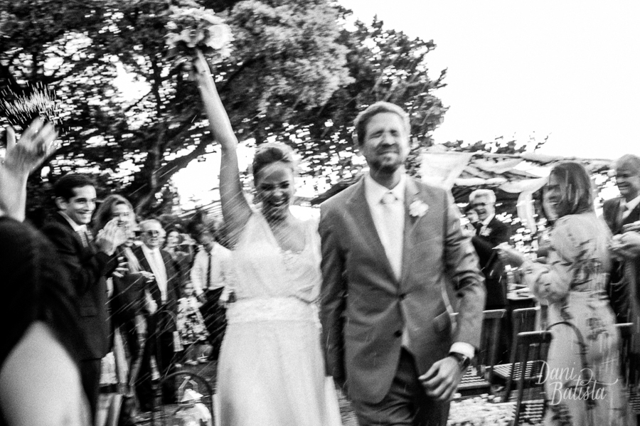 saída da cerimônia de casamento ao ar livre praia da tartaruga buzios