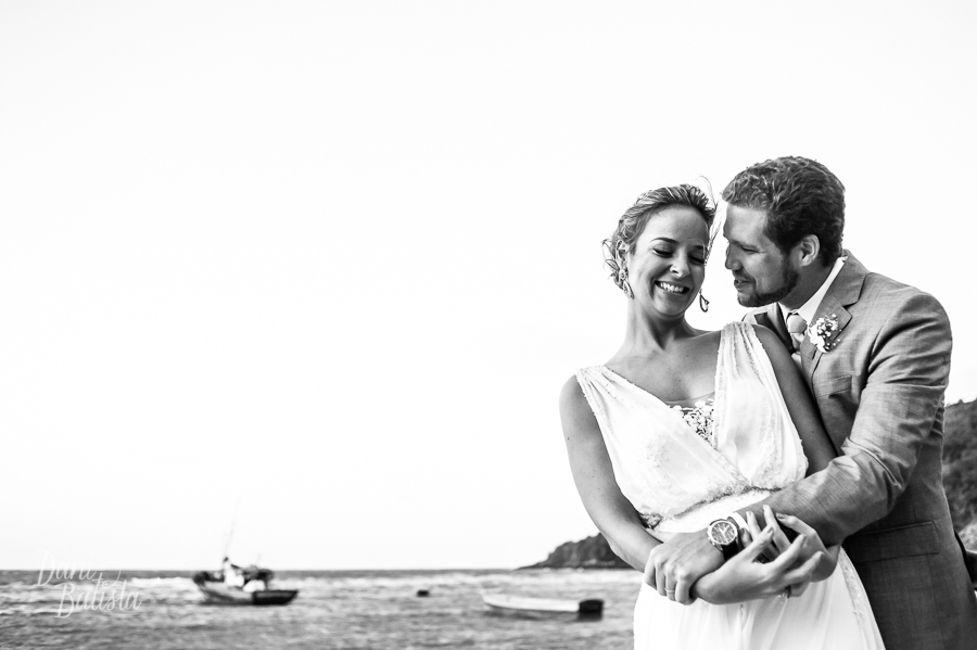 noivos abraçados durante as fotos casamento diurno praia da tartaruga em buzios