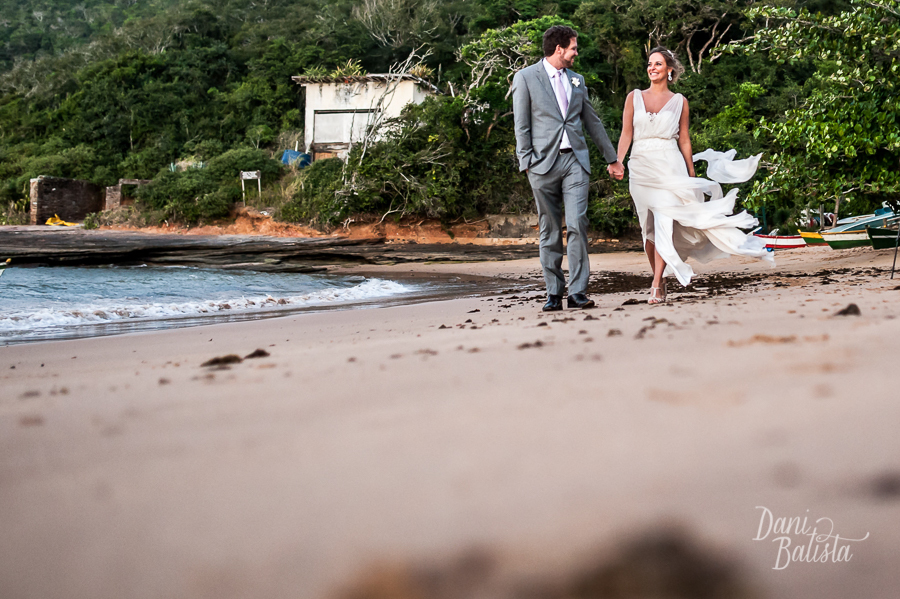 noivos caminhando na praia destination wedding buzios