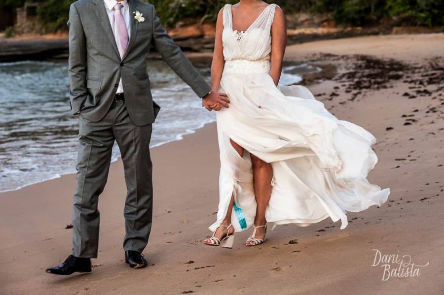 noivos caminhando na praia da tartaruga buzios e detalhes vestido de noiva da martu