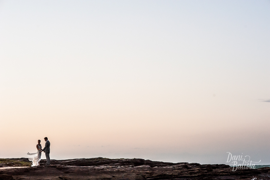 retrato dos noivos no por-do-sol destination wedding buzios