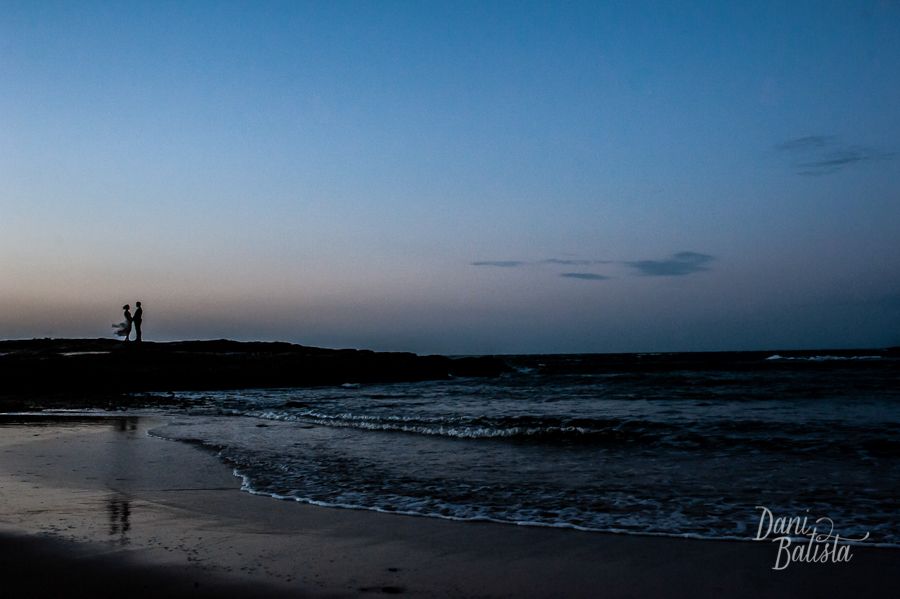 retrato dos noivos na praia da tartaruga durante o por-do-sol em buzios