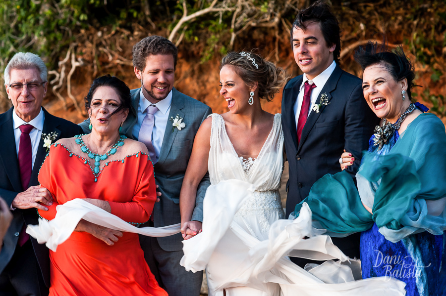 retrato da familia depois do casamento diurno na praia da tartaruga
