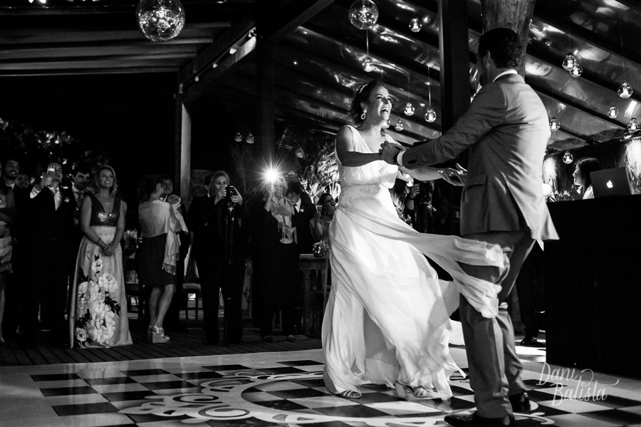 noivos na pista de dança casamento na praia da tartaruga em buzios