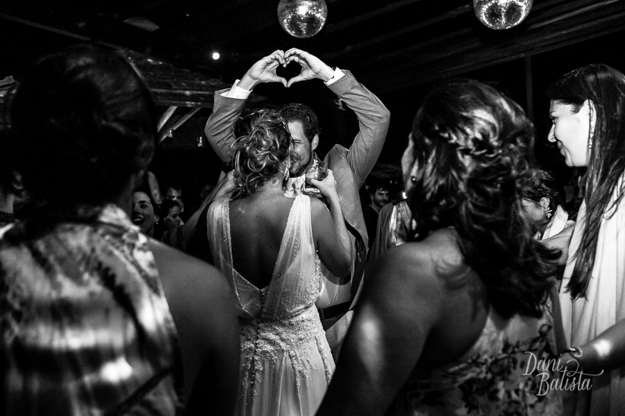 noivo fazendo coração na pista de dança casamento na praia da tartaruga em buzios