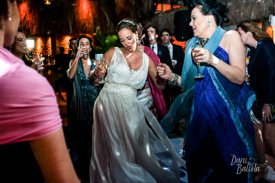 noiva e mãe na pista de dança casamento na praia da tartaruga em buzios