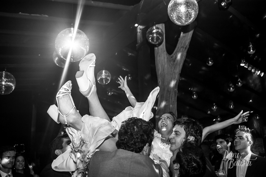 noiva arremessada pelos convidados festa de casamento em buzios