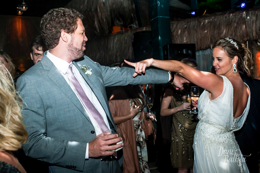 noivos dançando na pista de dança casamento na praia da tartaruga em buzios