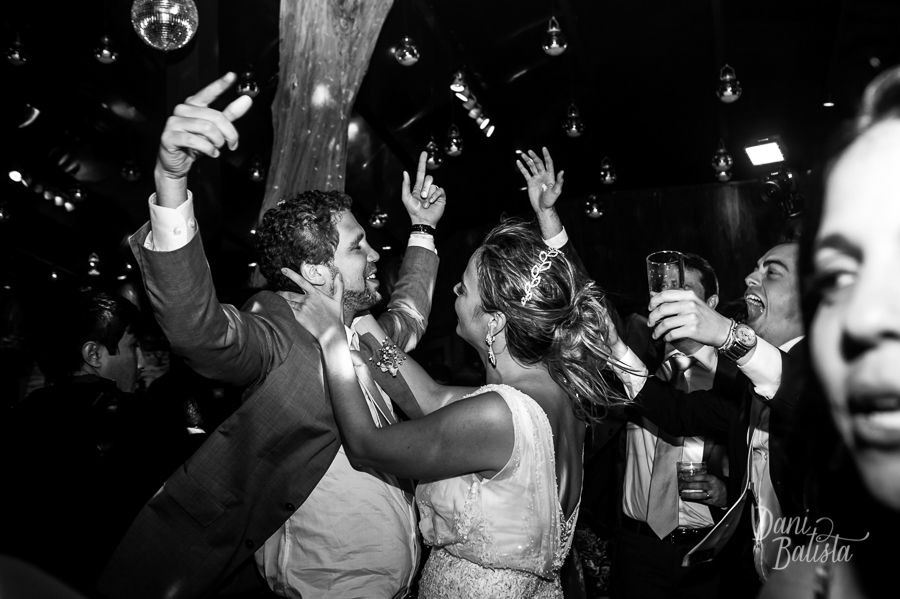 noivos dançando na pista de dança casamento em buzios