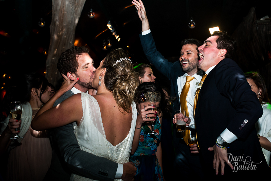 noivos se beijando casamento na festa em buzios